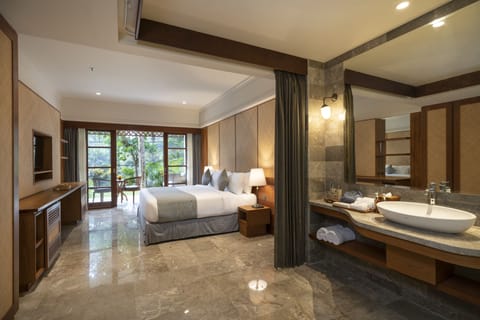 Premium bedding, minibar, in-room safe, desk