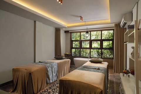 Couples treatment rooms, spa tub, body treatments, aromatherapy