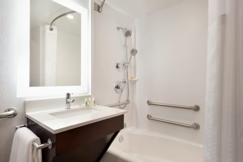 Standard Room, 1 King Bed, Accessible (Mobility, Accessible Tub) | Bathroom | Combined shower/tub, free toiletries, hair dryer, towels