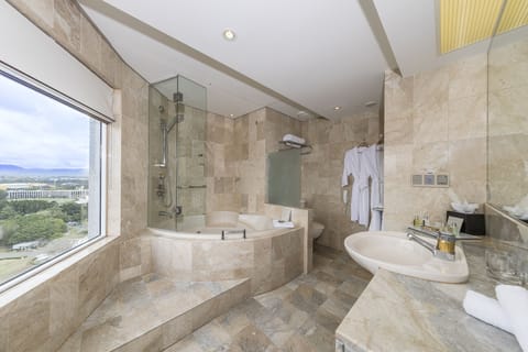 Superior Spa Suite | Bathroom | Free toiletries, hair dryer, towels, soap