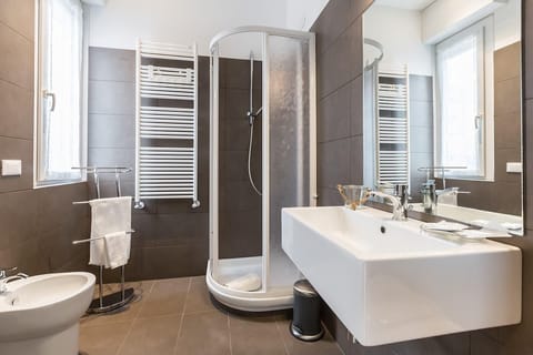 Classic Double or Twin Room | Bathroom | Shower, free toiletries, hair dryer, bidet