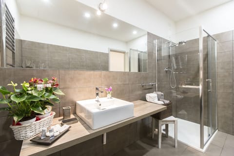 Junior Studio Suite | Bathroom | Shower, free toiletries, hair dryer, bidet