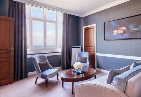 Deluxe Sea View Suite | Living area | LCD TV, pay movies