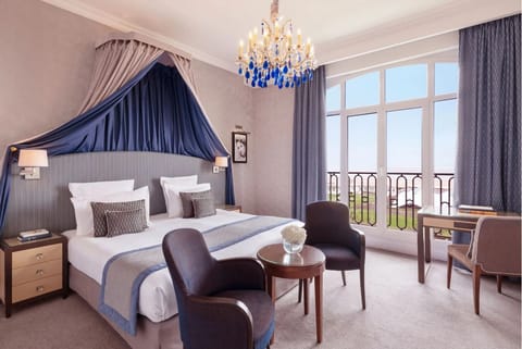 Liz Taylor Junior Suite | Premium bedding, minibar, in-room safe, blackout drapes