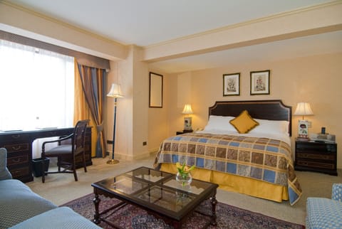 Club Suite, 1 King Bed | In-room safe, desk, free cribs/infant beds, rollaway beds