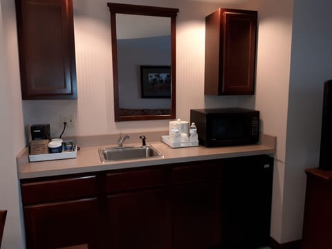 Suite, 1 Bedroom, Non Smoking | Private kitchenette | Fridge, microwave, coffee/tea maker