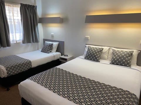 Standard Twin Room | Desk, laptop workspace, iron/ironing board, free WiFi