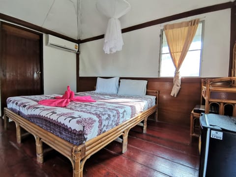 One bedroom chalet (Air-con) | Desk, free WiFi, bed sheets