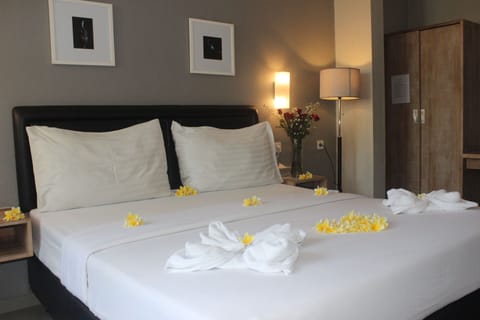 Deluxe Double Room | In-room safe, desk, laptop workspace, blackout drapes