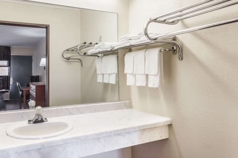 Combined shower/tub, free toiletries, towels