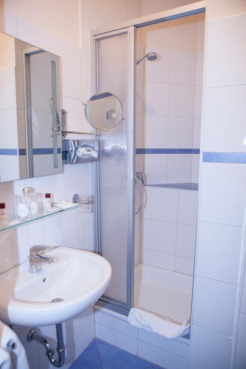 Single Room | Bathroom | Shower, free toiletries, hair dryer, towels