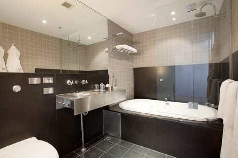 Superior room | Bathroom | Free toiletries, hair dryer, bathrobes, slippers