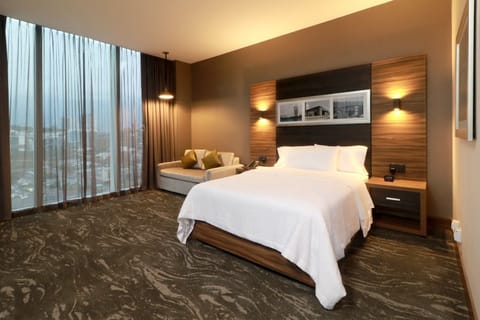 Deluxe Room, 1 Queen Bed, Accessible | Minibar, in-room safe, desk, laptop workspace