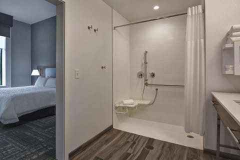 Combined shower/tub, bathrobes, towels