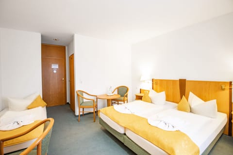 Triple Room | Individually decorated, desk, free WiFi, bed sheets