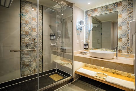 Standard Room | Bathroom | Free toiletries, hair dryer, bidet, towels