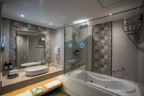 Junior Jacuzzi Suite | Bathroom | Free toiletries, hair dryer, bidet, towels