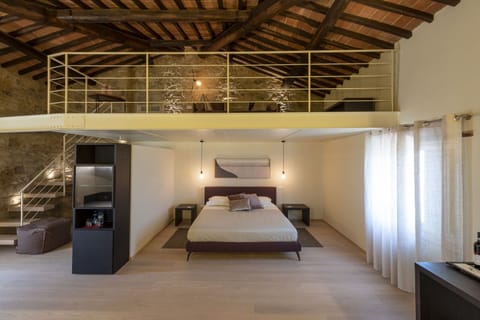 Signature Suite | Minibar, in-room safe, desk, laptop workspace