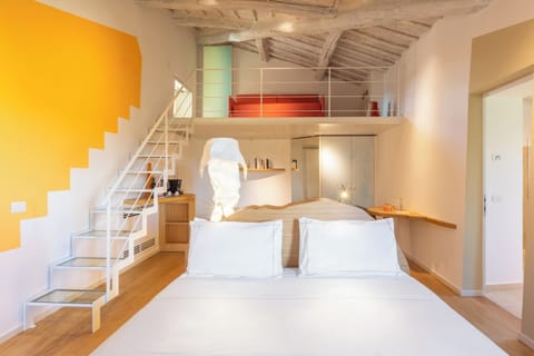 Executive Suite | Minibar, in-room safe, desk, laptop workspace