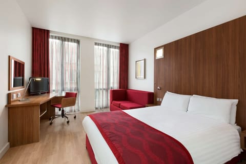 Business Room, 1 King Bed, Non Smoking | In-room safe, desk, blackout drapes, iron/ironing board