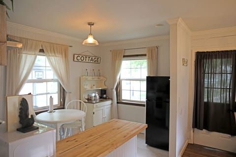 Cottage, 1 Bedroom, Kitchen, Garden Area (Pet Friendly) | Private kitchen | Mini-fridge, microwave, coffee/tea maker, electric kettle