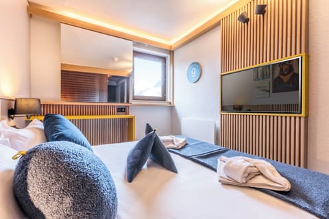 In-room safe, soundproofing, WiFi, bed sheets