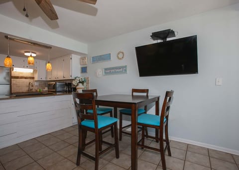 Condo, 1 Bedroom, Balcony, Beachfront (477) | In-room dining