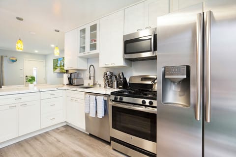 Prepare and enjoy your own meal in this beautiful gourmet kitchen. Permit #str14-0085