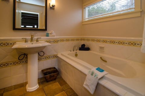 Bathroom | Separate tub and shower, jetted tub, hydromassage showerhead