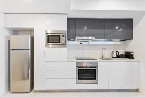 Superior Apartment | Private kitchen | Full-size fridge, microwave, oven, stovetop