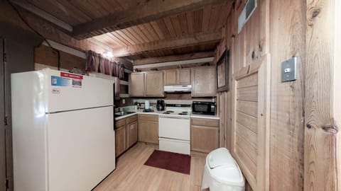 Cabin, 1 Bedroom | Private kitchen | Fridge, oven, coffee/tea maker, toaster