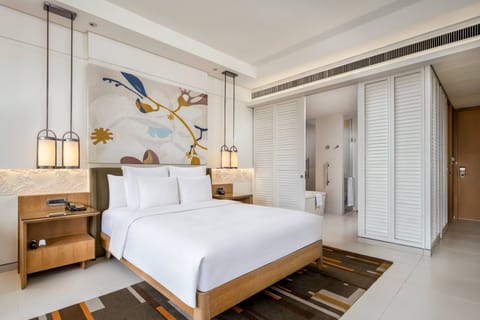 Deluxe Room, 1 King Bed, Balcony | Premium bedding, Select Comfort beds, minibar, in-room safe