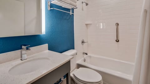 Combined shower/tub, hair dryer, towels