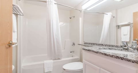 Combined shower/tub, free toiletries, hair dryer, towels