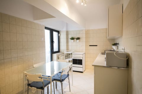 Apartment, 1 Bedroom (1BR) | Private kitchen | Fridge, microwave, stovetop, coffee/tea maker