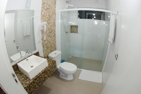 Quarto quíntuplo | Bathroom | Shower, towels, soap, shampoo