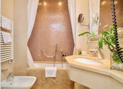 Deluxe Double or Twin Room | Bathroom | Shower, rainfall showerhead, hair dryer, slippers