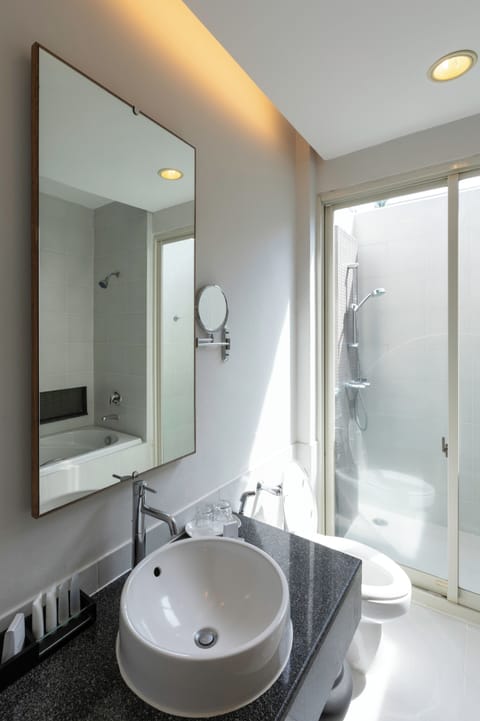 Villa | Bathroom | Separate tub and shower, rainfall showerhead, free toiletries
