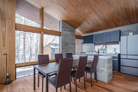 Luxury Chalet, 3 Bedrooms, Hot Tub, Mountain View | Dining room