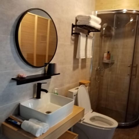 Family Cottage | Bathroom | Shower, rainfall showerhead, free toiletries, hair dryer