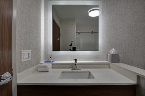 Combined shower/tub, towels