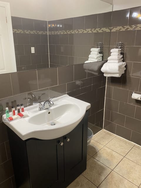 Combined shower/tub, towels