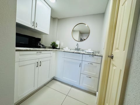 Standard Queen Room | Private kitchenette | Fridge, microwave, coffee/tea maker, electric kettle