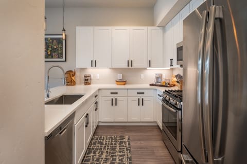 Kitchen layout makes it easy to cook and entertain!