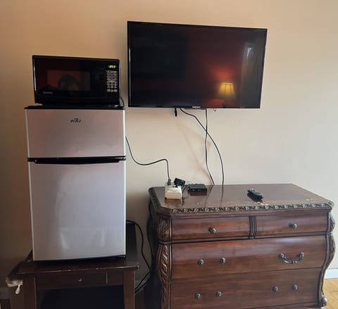 1 King Bed Room | Iron/ironing board, free WiFi, bed sheets
