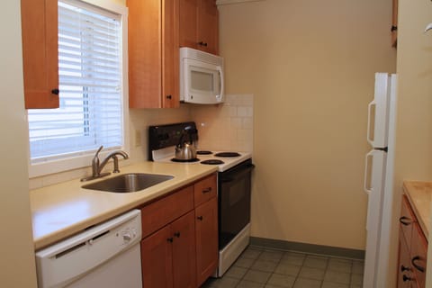 Condo, 1 Bedroom | Private kitchen | Fridge, microwave, stovetop, dishwasher