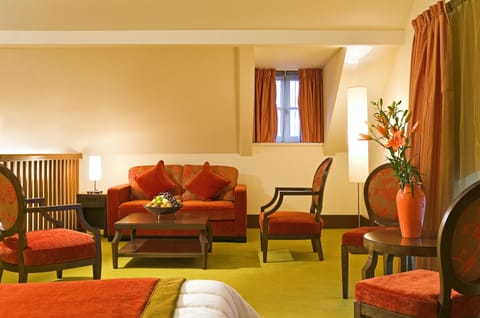 Suite | Desk, soundproofing, iron/ironing board, rollaway beds