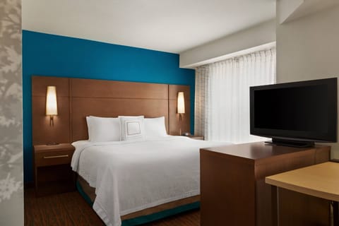 Premium bedding, in-room safe, desk, laptop workspace