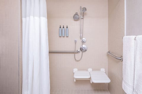 Combined shower/tub, free toiletries, hair dryer, towels