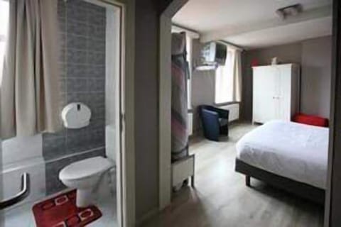 Triple Room, 1 Bedroom | In-room safe, blackout drapes, free WiFi, bed sheets